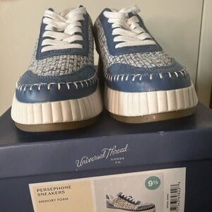 Universal Thread Women’s Blue & White Persephone Lace-Up Sneakers